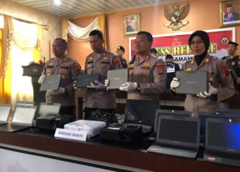 Barang bukti hasil curian dan pelaku diperihatkan saat pers rilis di Mapolres Pasaman Barat.