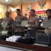 Barang bukti hasil curian dan pelaku diperihatkan saat pers rilis di Mapolres Pasaman Barat.