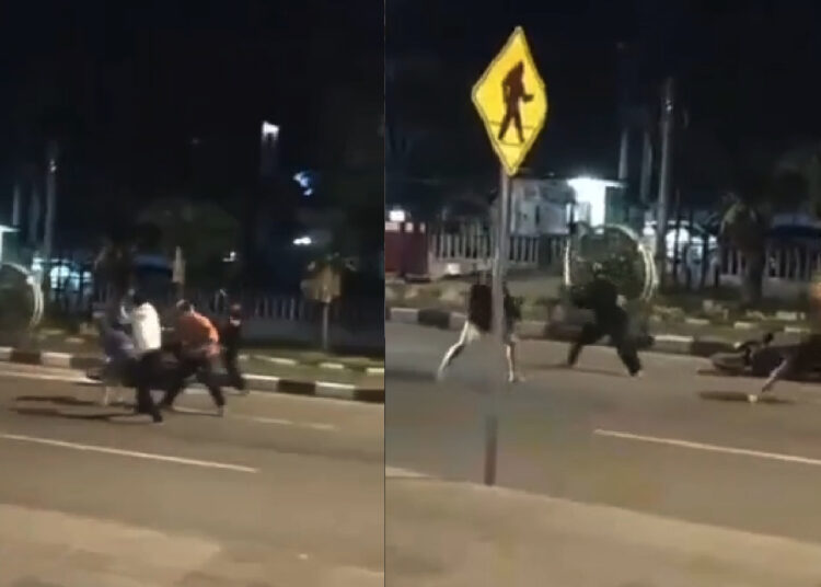 Geger Tawuran Remaja Bersenjata. tawura remaja di padang. diTutup Jalan Khatib Sulaiman