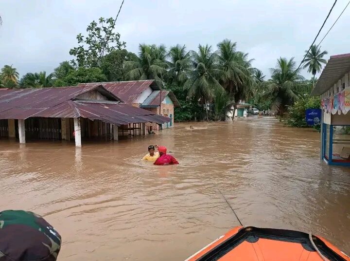 Ilustrasi. Foto: Kondisi saat terjadi banjir di Nagari Kampuang Galapuang Padang Pariaman, Jumat (14/7/2023).