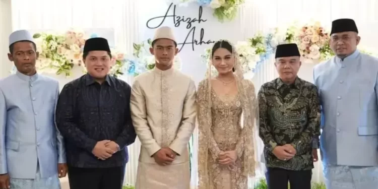 Terlihat Erick Thohir hadir sebagai saksi dalam prosesi akad nikah Pratama Arhan dan Azizah Salsha yang dilakukan bersama ayah mertua Arhan, Andre Rosiade. Foto: Ist