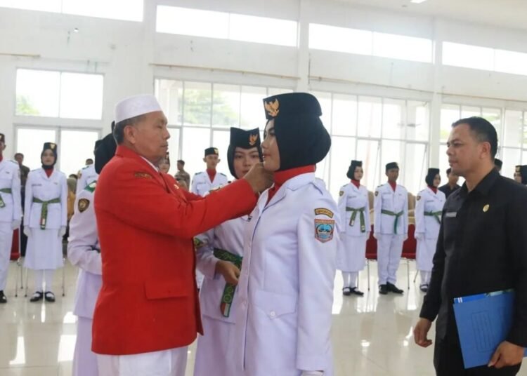 Bupati Hamsuardi mengukuhkan 42 Paskibraka Pasaman Barat Tahun 2023, Selasa (15/8/2023).