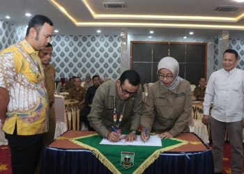 Penandatanganan nota kesepahaman bersama (MoU) terkait implementasi tridarma perguruan tinggi terhadap pengembangan Kawasan Geopark Ranah Minang Silokek di Aula Rumah Dinas Bupati Sijunjung, Senin (21/8).