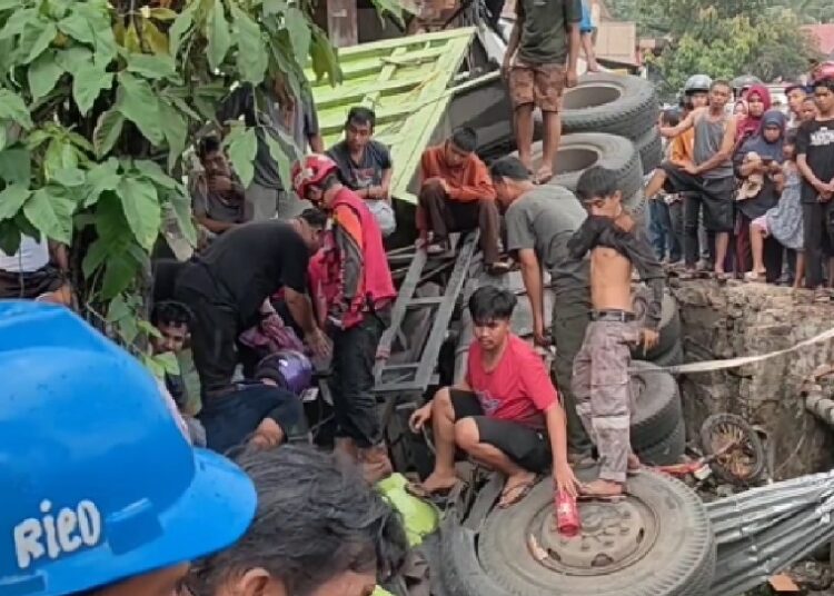 Evakuasi Korban Kecelakaan Truk. Truk Tabrak Bangunan Padang