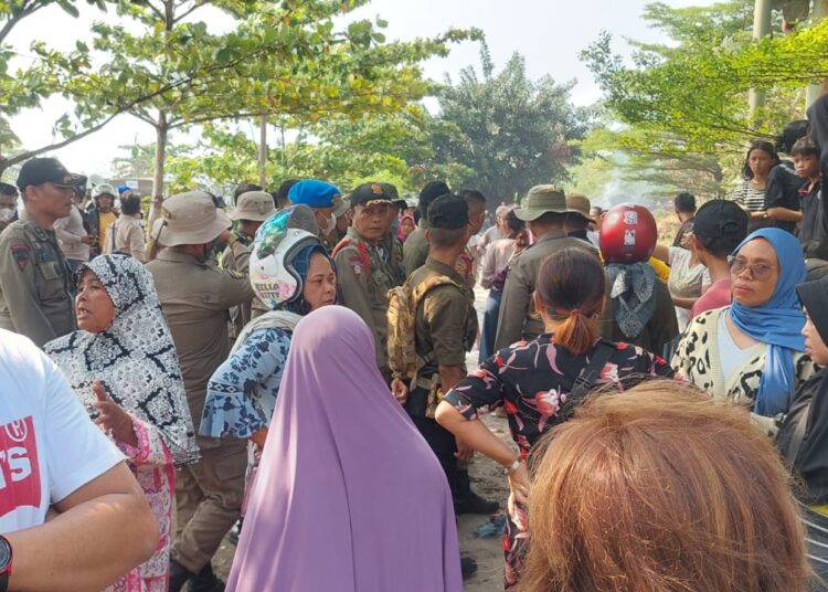 Penertiban di Pantai Padang PKL