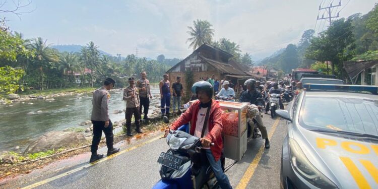 Macet Akibat Truk Terbalik