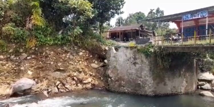 Jembatan di Pasaman Barat Ambruk