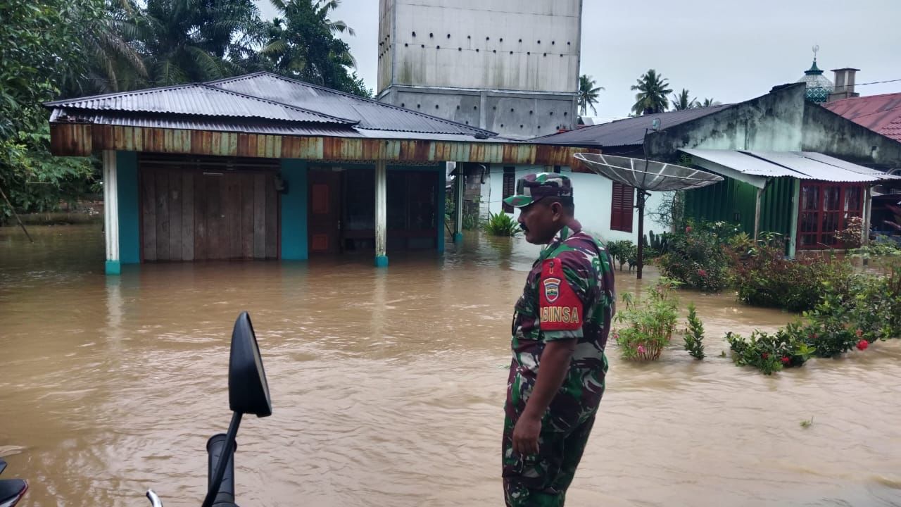 Warga Banjir di Pasaman Barat