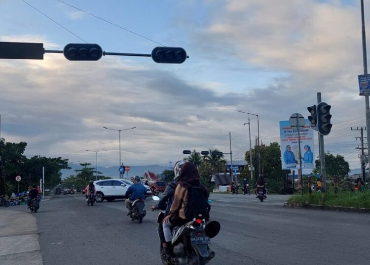 Traffic Light Di Padang Rusak, Pengendara Cekcok Gegara Nyaris Celaka ...