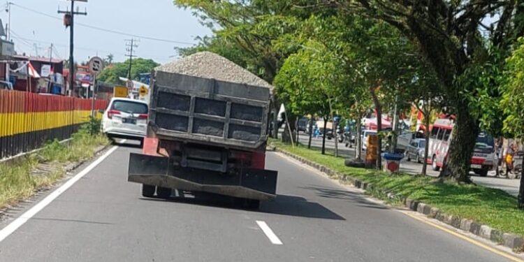 Truk Pengangkut Pasir Padang