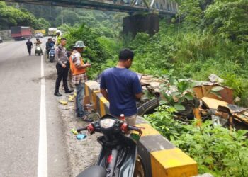 Truk Terjun Ke Jurang Lembah Anai