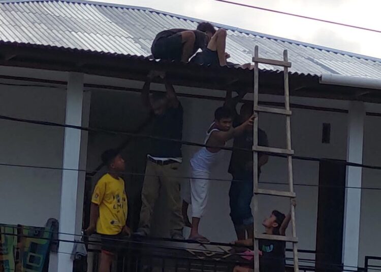 Proses evakuasi korban diduga tersentrum listrik di Balai Gadang Koto Tangah Padang, Senin (25/9).