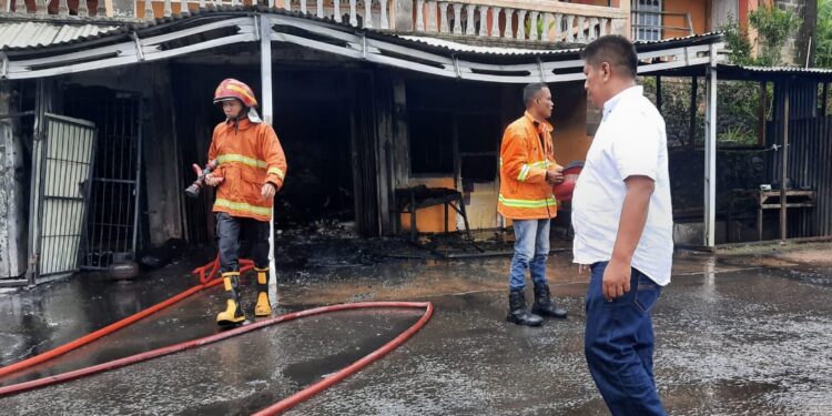 Rumah dan Kios Terbakar Tanah Datar