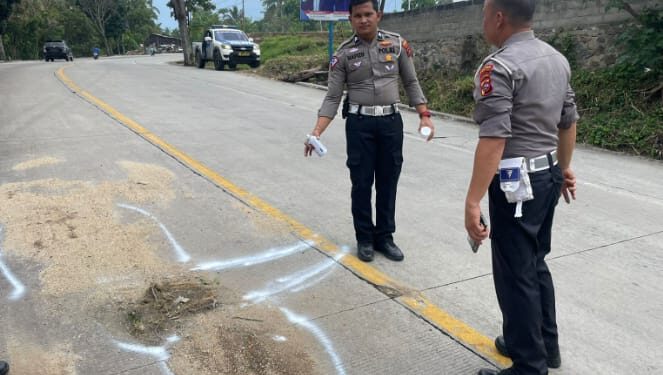 Satlantas Polres Solok melakukan olah TKP di lokasi kecelakaan. Ist