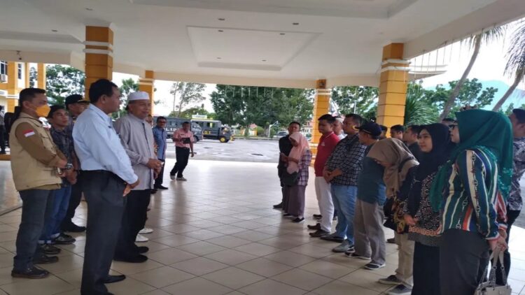 Bupati Pasaman Barat (Pasbar) Hamsuardi melepas Tim Verifikasi dan Tenaga Fasilitator Lapangan (TFL) guna mempercepat realisasi bantuan pasca gempa, Kamis (7/8/2023).