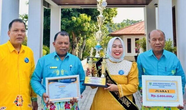 Ketua Forikan Kabupaten Sijunjung, Riri Benny Dwifa menerima piala kemenangan Lomba Forikan tingkat Sumbar.