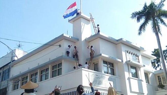 Ilustrasi. Penurunan dan perobekan Bendera Belanda yang berkibar di atap Hotel Yamato, Surabaya, Jawa Timur. Foto: Time