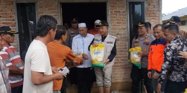 Bupati dan Wakil Bupati Pasaman Barat mengunjungi korban banjir dan menyerahkan bantuan, Jumat (22/9).