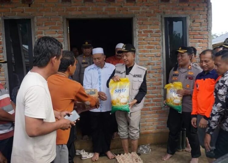 Bupati dan Wakil Bupati Pasaman Barat mengunjungi korban banjir dan menyerahkan bantuan, Jumat (22/9).