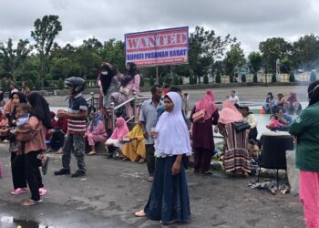 Unjuk Rasa di Kantor Bupati Pasbar