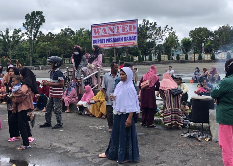 Unjuk Rasa di Kantor Bupati Pasbar