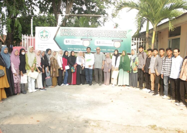 Calon mahasiswa ikuti seleksi pendaftaran di Sekolah Tinggi Ilmu Sosial dan Ilmu Politik (STISIP) Imam Bonjol Padang, Selasa (12/09/23).