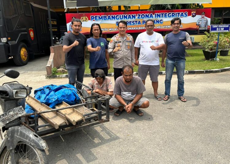 Kedua pelaku dan barang bukti dibawa ke Mapolresta Padang.