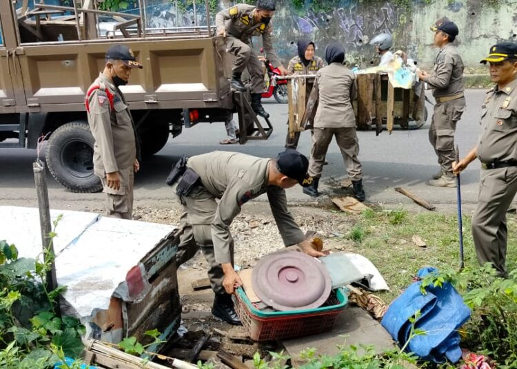 Penggusuran PKL di Jalan Seberang Padang (Foto: Satpol PP Padang