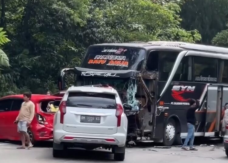 Tabrakan Beruntun di Sitinjau Lauik