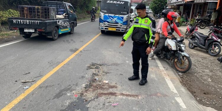 Satlantas Polres Padang Panjang melakukan olah TKP di lokasi kecelakaan di Jorong Kayu Tanduak Nagari Aia Angek Kecamatan X Koto Kabupaten Tanah Datar, Minggu (22/10) sore.