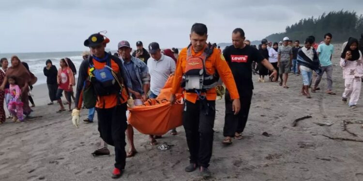 Tim SAR Gabungan mengevakuasi jasad korban, Minggu (29/10).