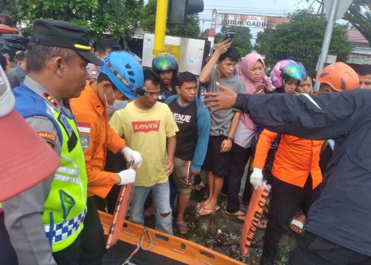 Seorang pria tewas tertabrak kereta api di Lubuk Buaya Padang (Foto: Kapolsek Koto Tangah, Padang)