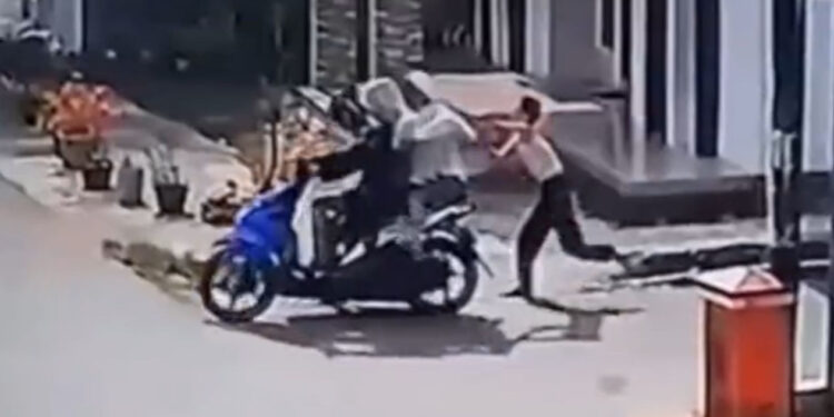 Tangkapan layar video bocah SD di Lampung lawan jambret