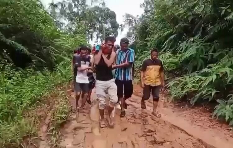 Kondisi jalan di salah satu jorong di Pasaman Barat rusak parah. Warga sakit ditandu menuju Puskesmas