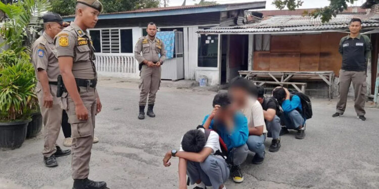 Pelajar di Padang Bolos Sekolah