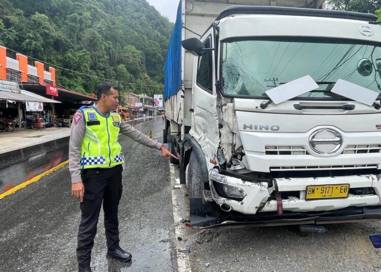 Mobil Boks Tabrak Truk Hino Di Sawahlunto, Begini Kondisi Dua Sopir ...