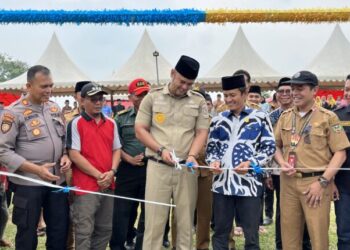 Bupati Sijunjung Benny Dwifa Yuswir meresmikan lapangan sepakbola Sariak di Jorong Koto Panjang Taratak Malintang Nagari Limo Koto, Selasa (31/10/23).