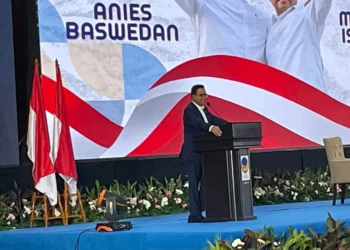Bacapres Anies Baswedan saat hendak naik ke podium memberikan arahan di Bimtek Caleg Partai NasDem, di Grand Paragon Hotel, Jakarta Barat, Minggu (12/11/2023). (Foto: Inilah.com/Rizki Aslendra).