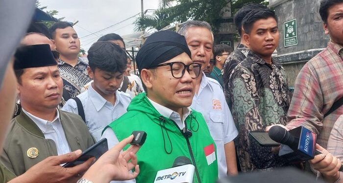 Calon Wakil Presiden (Cawapres) Muhaimin Iskandar atau Gus Imin menghadiri khitanan massal di Pasar Senen, Purwakarta, Jawa Barat, Sabtu (25/11/2023). Foto: detikcom