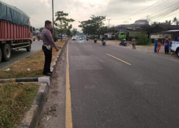 Polisi melakukan olah TKP di lokasi kecelakaan.