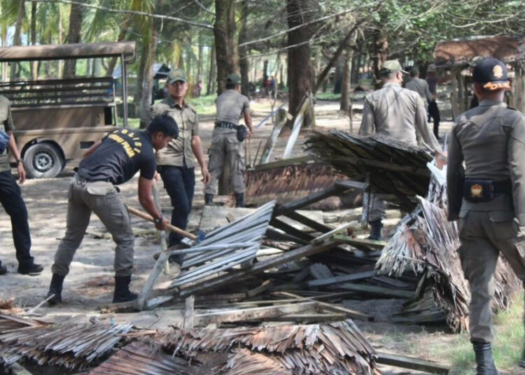 Pondok yang berada Pantai Pasir Jambak, Kelurahan Pasia Nan Tigo, Kecamatan Koto Tangah, Kota Padang Sumatera Barat (Sumbar) dibongkar, Sabtu (2/12).