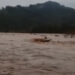 Tangkapan layar truk terjebak di tengah sungai di Pesisir Selatan.