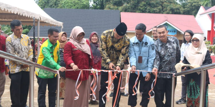 Bupati Sijunjung Benny Dwifa Yuswir meresmikan gedung baru Sekolah Dasar Negeri (SDN) 22 Sungai Lansek Kecamatan Kamang Baru, Kamis (14/12/2023).