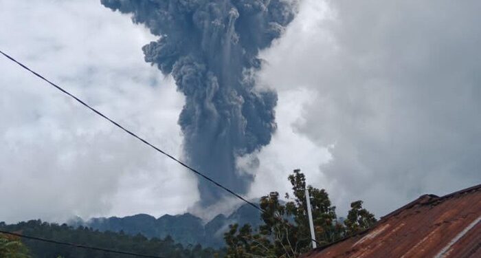 Erupsi Gunung Marapi di Sumatera Barat.