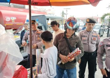 Jajaran Polsek Lubuk Kilangan Padang razia petasan di Pasar Bandar Buat.