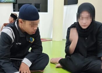 Dua mahasiswa Unand yang dipergoki warga di salah satu masjid di Limau Manis Padang membuat surat pernyataan, Sabtu (11/12).