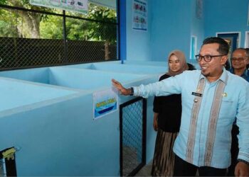 Bupati Tanah Datar saat resmikan Bank Sampah Induk