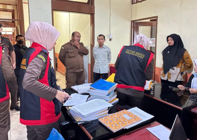 Penyidik Cabang Kejaksaan Negeri Solok di Alahan Panjang menggeledah Kantor BPBD Kabupaten Solok.