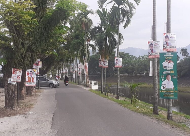 Nyaris seluruh pohon di Jalan Ikhlas Banda Bakali Padang Timur dipasangi alat peraga kampanye calon anggota legislatif. Foto diambil pada Desember 2023