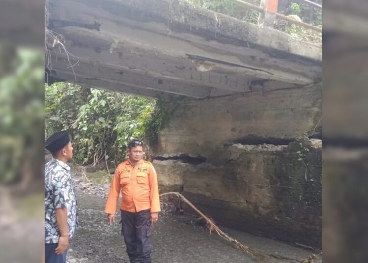 Jembatan yang berada di Korong Pasa Karambia Nagari Guguak Kecamatan 2 X 11 Kayu Tanam, Kabupaten Padang Pariaman Sumatera Barat (Sumbar) dilaporkan mengalami kerusakan.